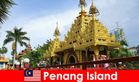 Top experience for foreign tourists in the temple complexes of Penang Island