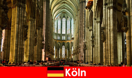 Pilgrimage for strangers to the three holy kings in Cologne Cathedral