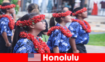 Foreign guests love cultural exchanges with local residents in Honolulu United States