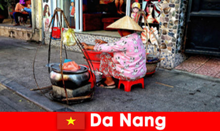 Strangers immerse themselves in the world of Da Nang Vietnam's street cuisine