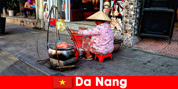 Strangers immerse themselves in the world of Da Nang Vietnam's street cuisine