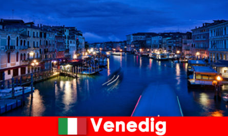 Italy Veni-ce Passionate women as travel companions on charming boat trips