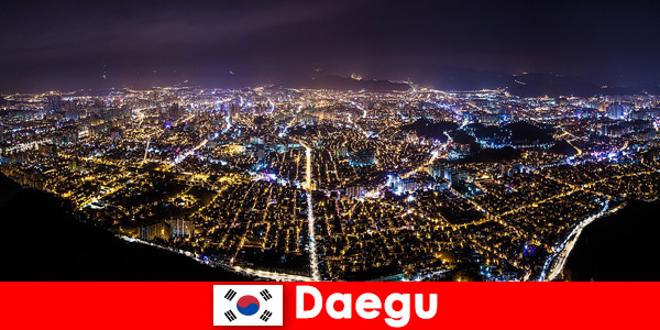 Foreigners love the night market in Daegu, South Korea with a wide variety of food